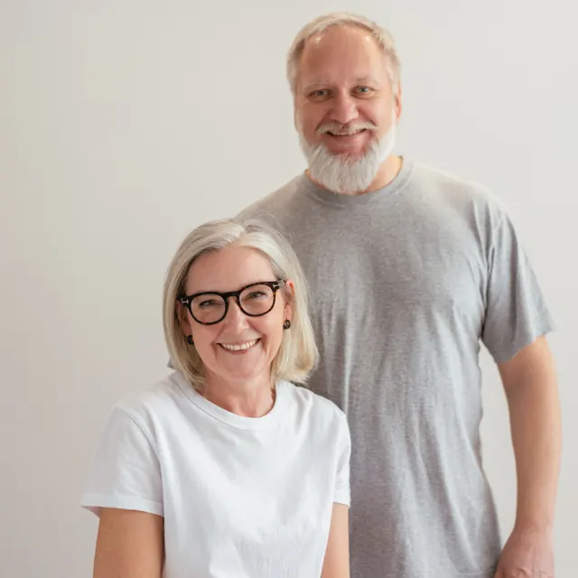 Casal idoso sorrindo em retrato